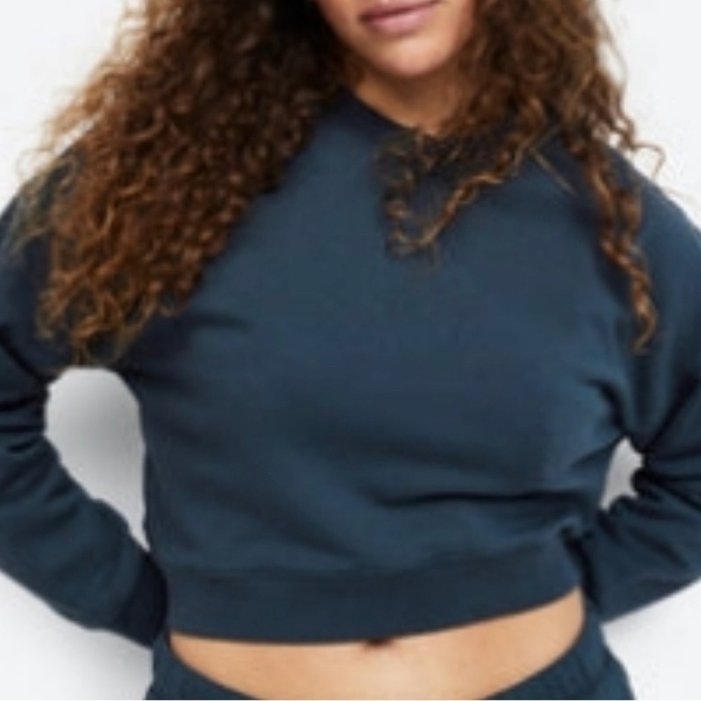 MATE The Label Fleece Crop Sweatshirt in Midnight Navy Size Medium NWT Sold Out